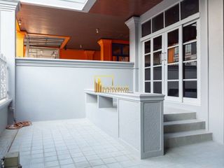 For rent 6 bedrooms townhouse in Yan Nawa, Bangkok