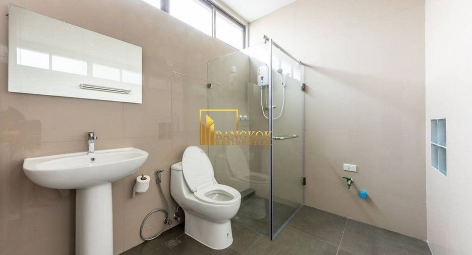 For rent 6 bedrooms townhouse in Yan Nawa, Bangkok