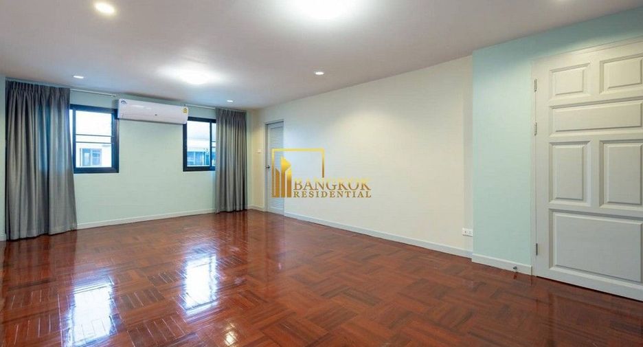 For rent 6 bedrooms townhouse in Yan Nawa, Bangkok