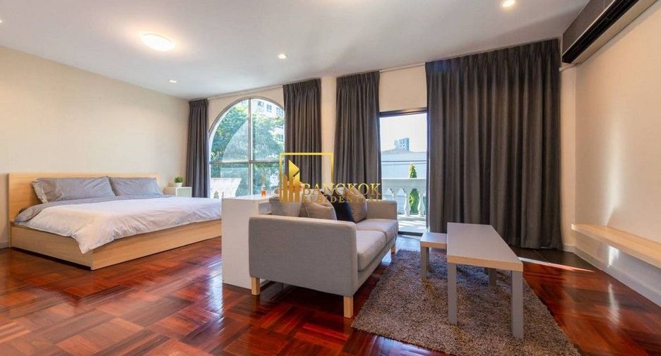 For rent 6 bedrooms townhouse in Yan Nawa, Bangkok