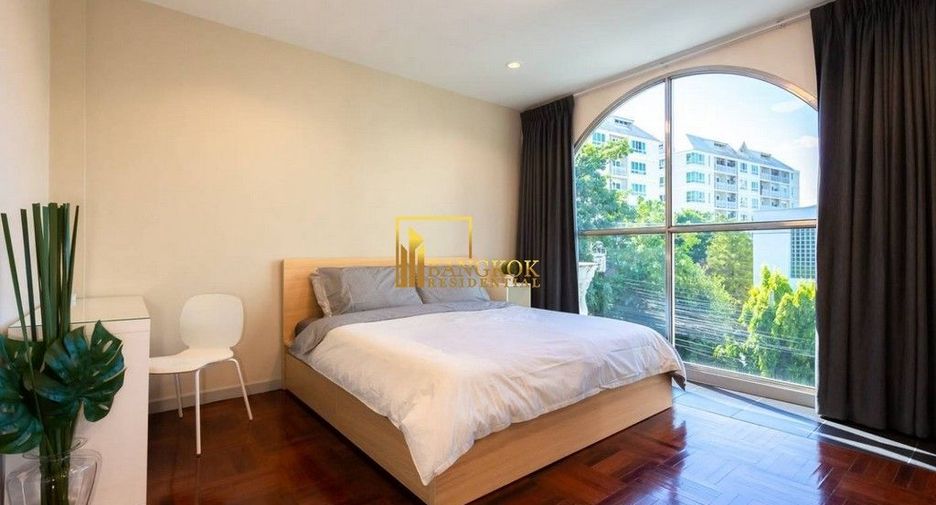 For rent 6 bedrooms townhouse in Yan Nawa, Bangkok