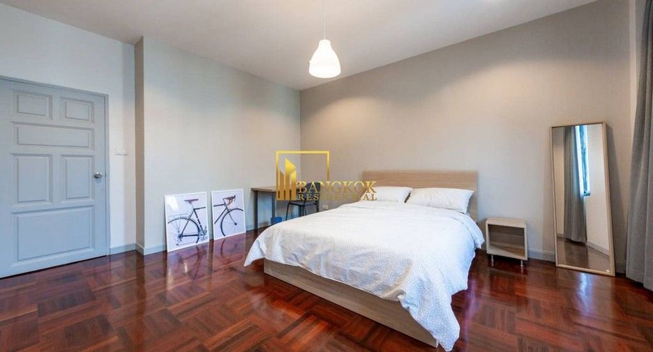 For rent 6 bedrooms townhouse in Yan Nawa, Bangkok
