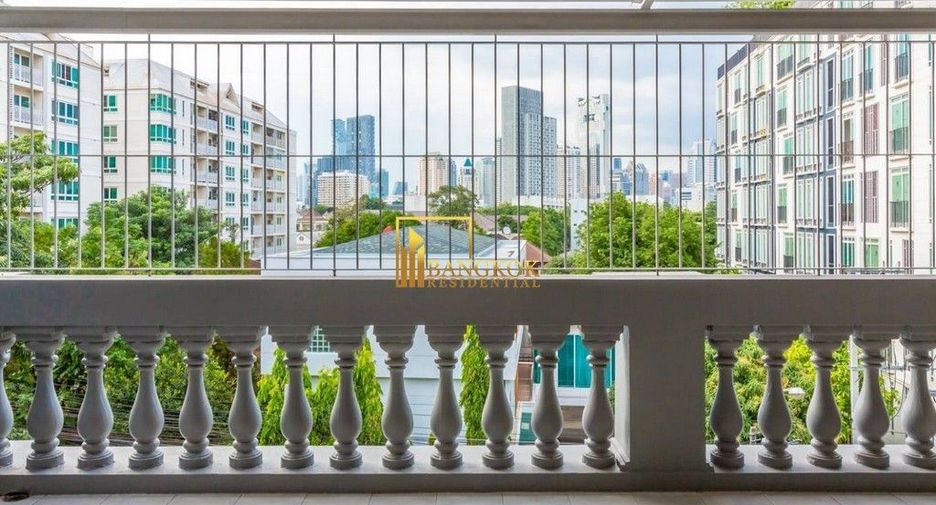 For rent 6 bedrooms townhouse in Yan Nawa, Bangkok
