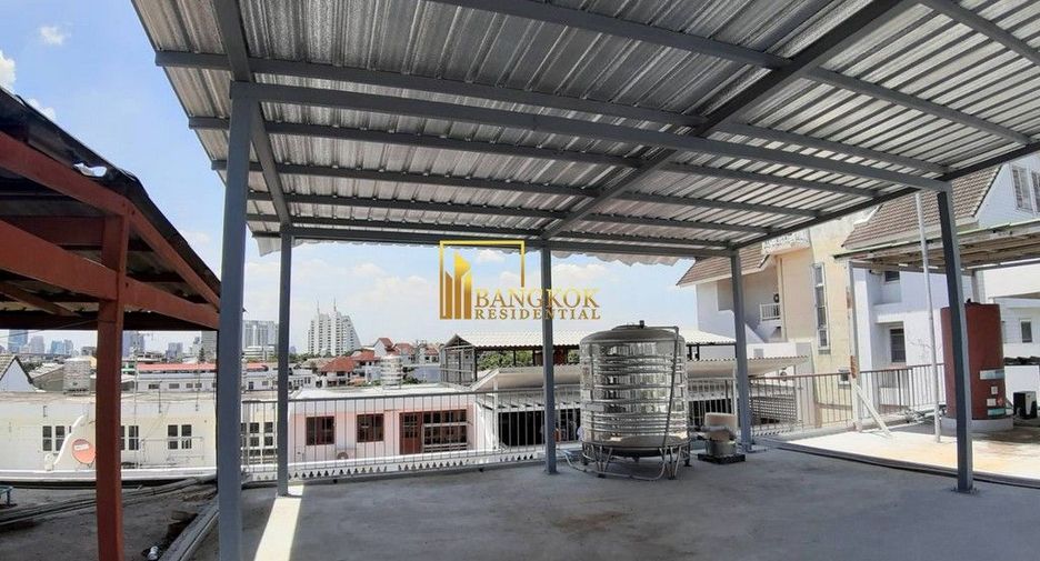 For rent 6 bedrooms townhouse in Yan Nawa, Bangkok