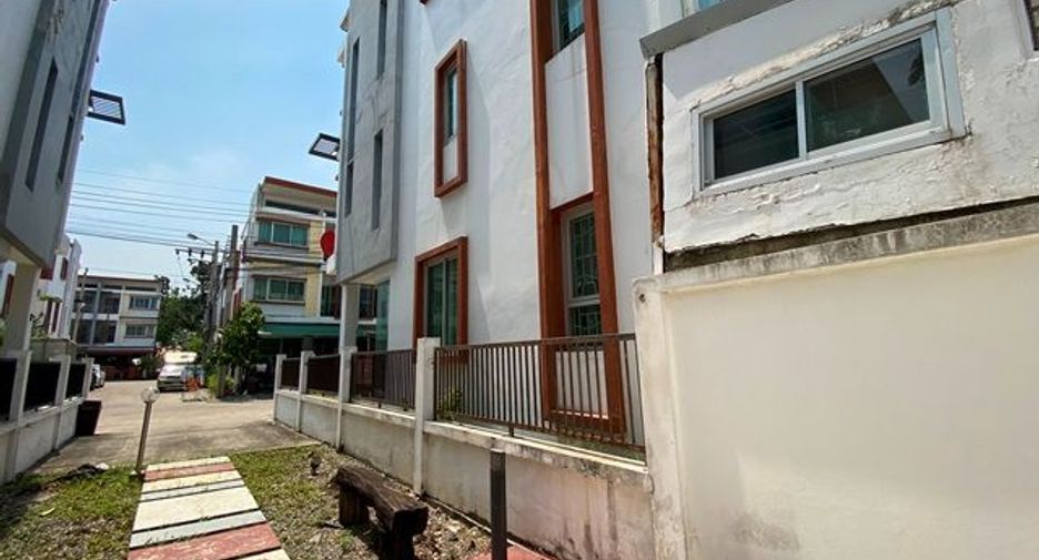 For sale studio townhouse in Lat Krabang, Bangkok