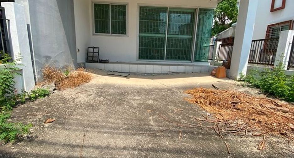 For sale studio townhouse in Lat Krabang, Bangkok