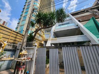 For rent 4 bedrooms townhouse in Watthana, Bangkok