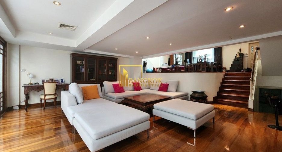 For rent 4 bedrooms townhouse in Watthana, Bangkok