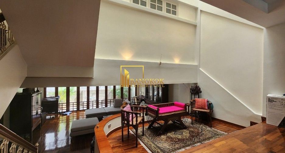 For rent 4 bedrooms townhouse in Watthana, Bangkok