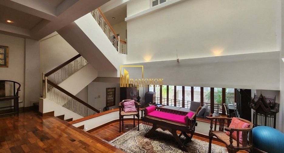 For rent 4 bedrooms townhouse in Watthana, Bangkok