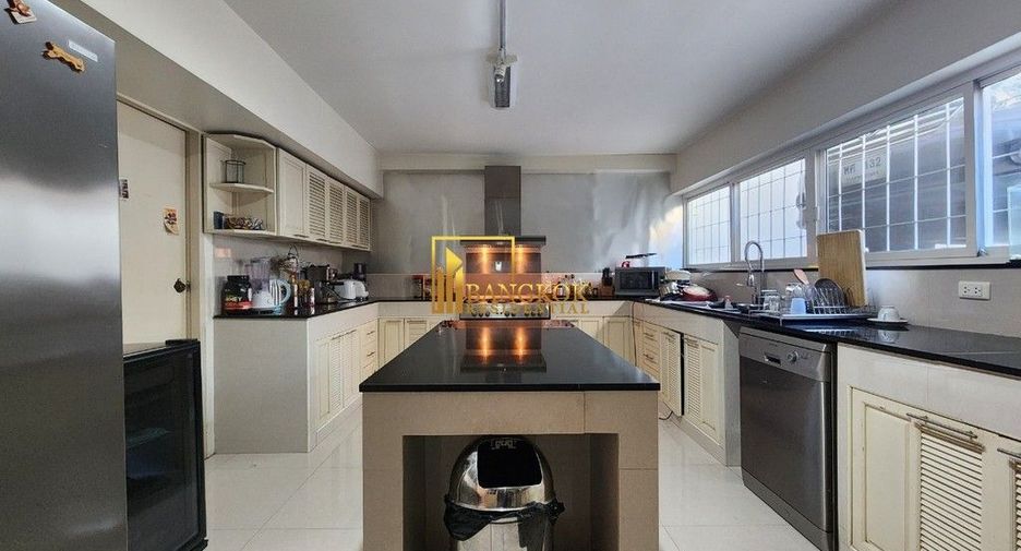For rent 4 bedrooms townhouse in Watthana, Bangkok