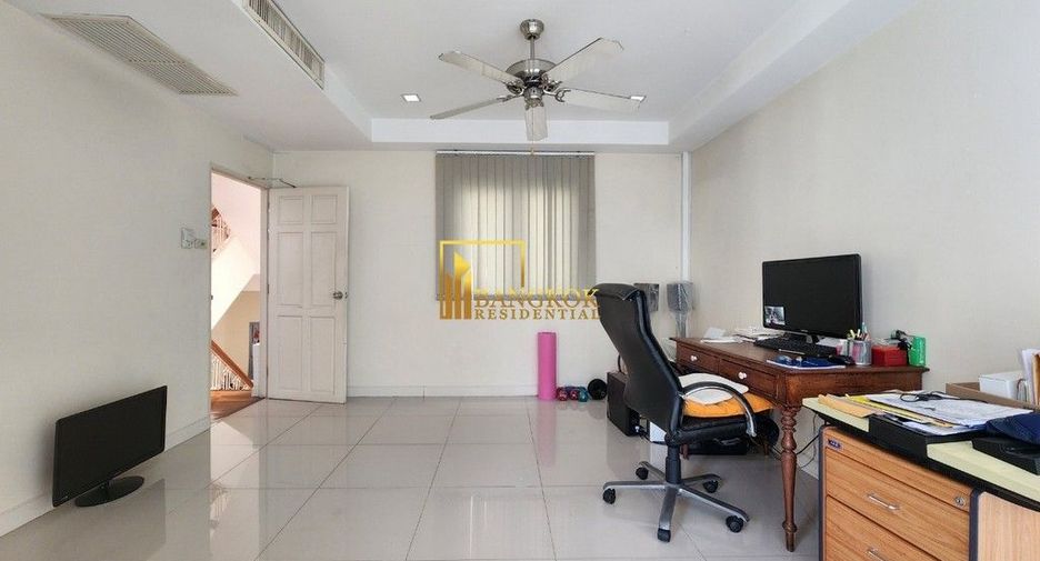For rent 4 bedrooms townhouse in Watthana, Bangkok