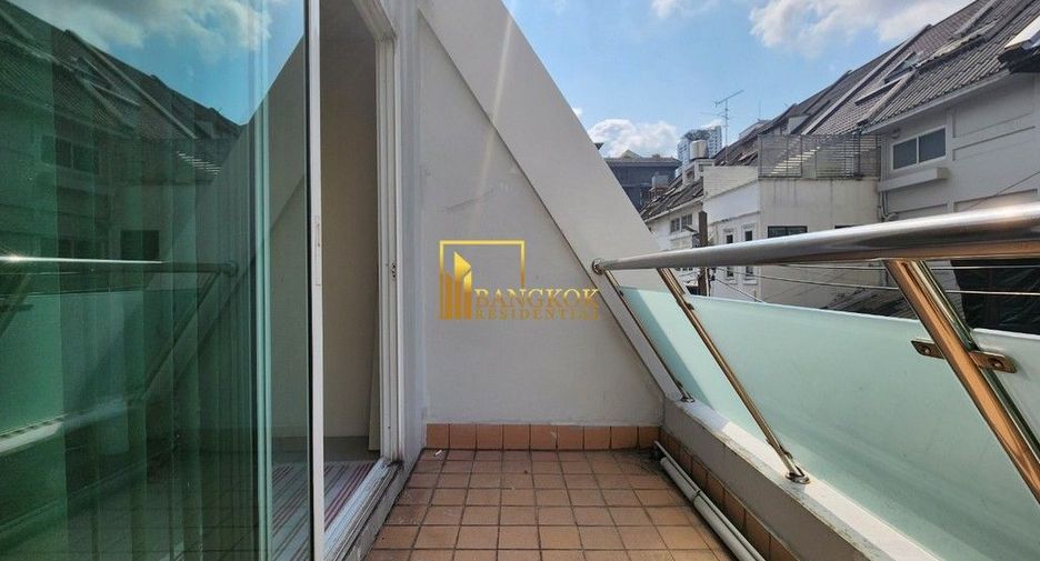 For rent 4 bedrooms townhouse in Watthana, Bangkok