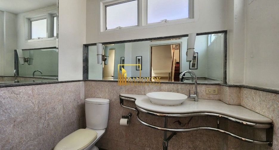 For rent 4 bedrooms townhouse in Watthana, Bangkok