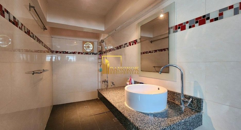 For rent 4 bedrooms townhouse in Watthana, Bangkok
