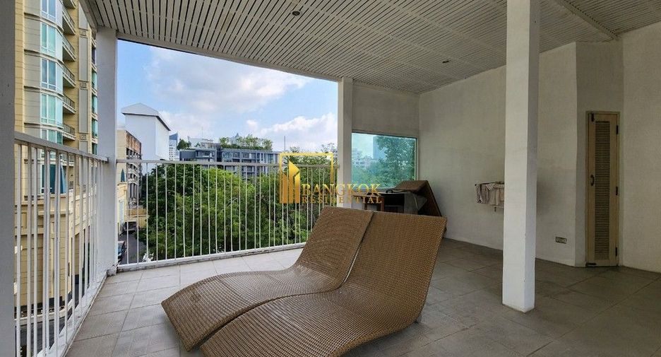 For rent 4 bedrooms townhouse in Watthana, Bangkok