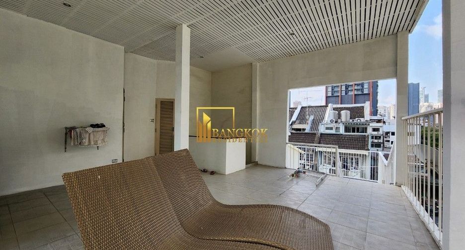 For rent 4 bedrooms townhouse in Watthana, Bangkok
