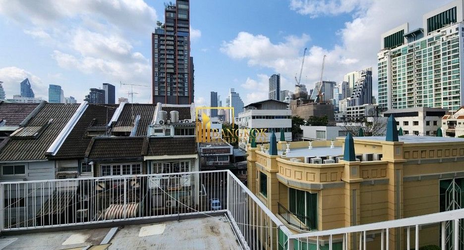 For rent 4 bedrooms townhouse in Watthana, Bangkok