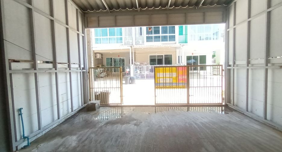 Casa adosada en venta de estudio en Thung Khru, Bangkok