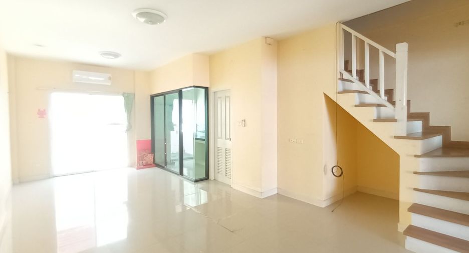 Casa adosada en venta de estudio en Thung Khru, Bangkok
