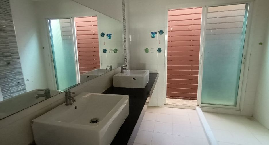 Casa adosada en venta de estudio en Thung Khru, Bangkok