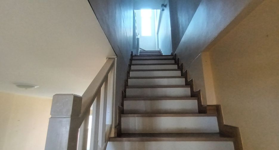 Casa adosada en venta de estudio en Thung Khru, Bangkok