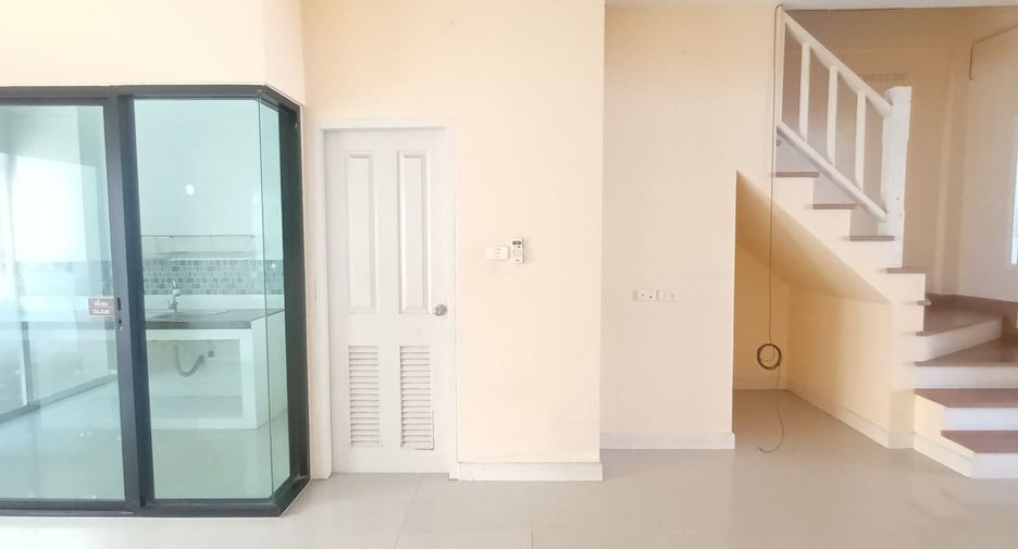 Casa adosada en venta de estudio en Thung Khru, Bangkok