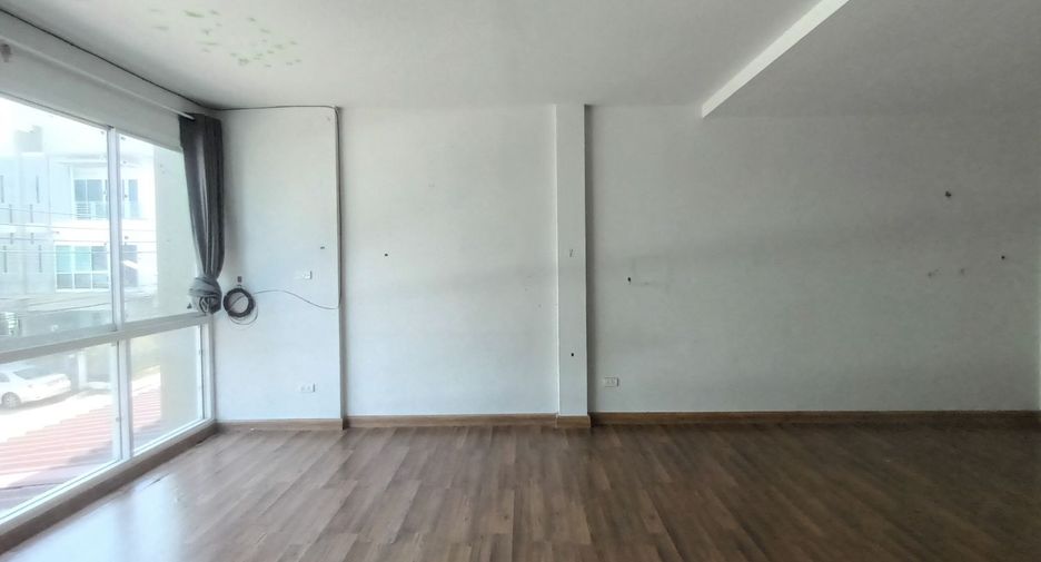 Casa adosada en venta de estudio en Thung Khru, Bangkok