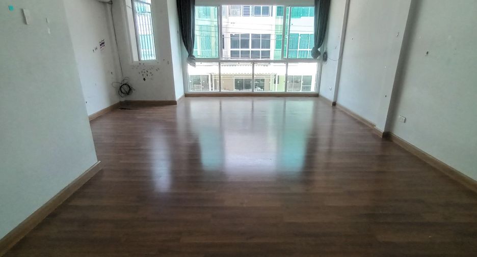 Casa adosada en venta de estudio en Thung Khru, Bangkok