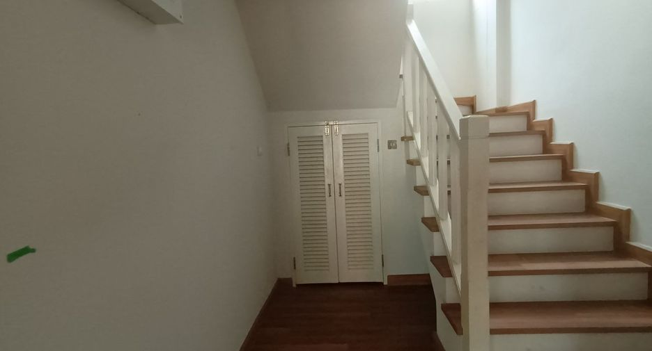 Casa adosada en venta de estudio en Thung Khru, Bangkok