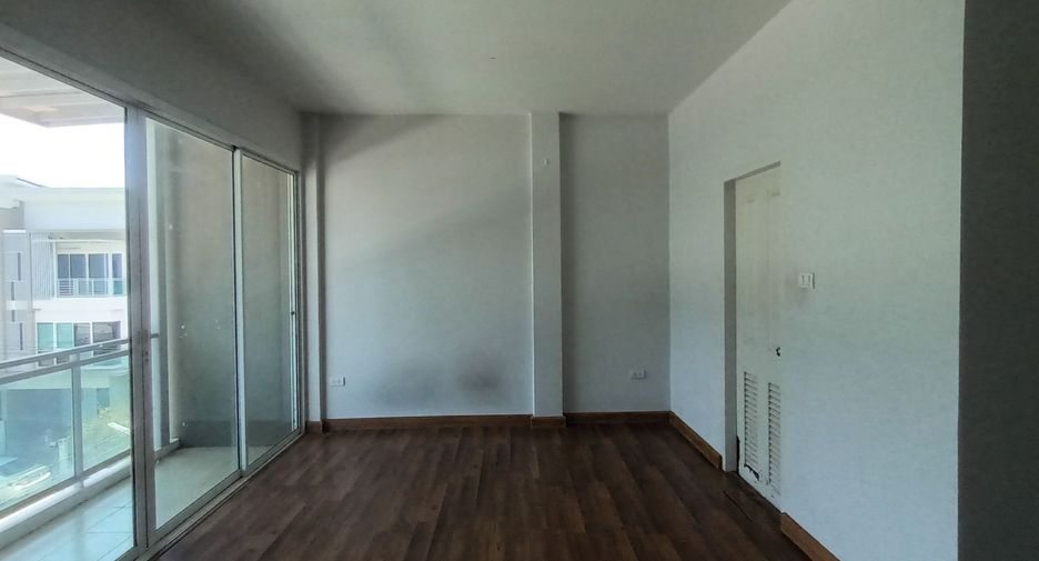 Casa adosada en venta de estudio en Thung Khru, Bangkok