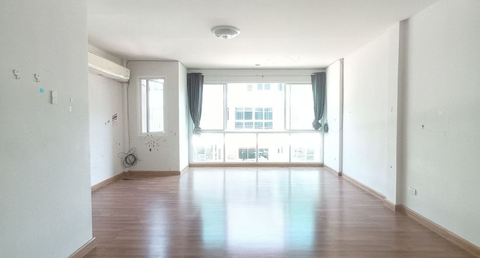 Casa adosada en venta de estudio en Thung Khru, Bangkok