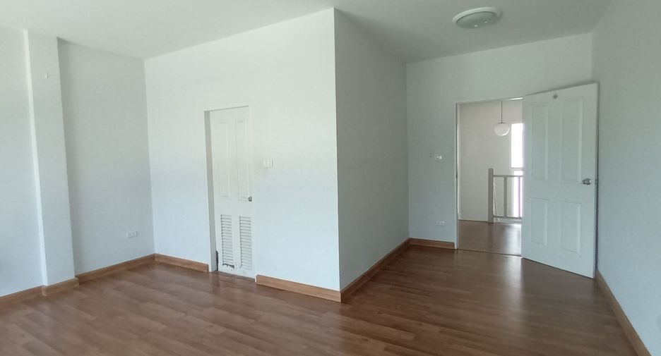 Casa adosada en venta de estudio en Thung Khru, Bangkok