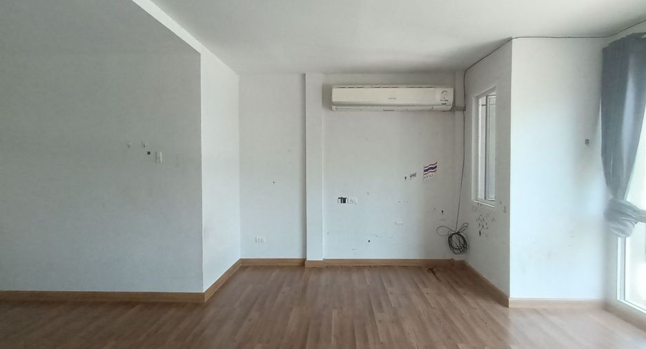 Casa adosada en venta de estudio en Thung Khru, Bangkok