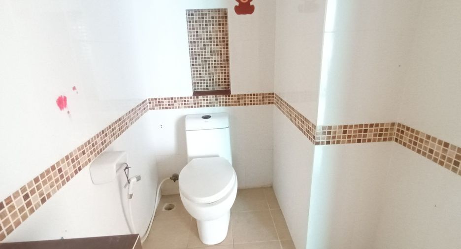 Casa adosada en venta de estudio en Thung Khru, Bangkok