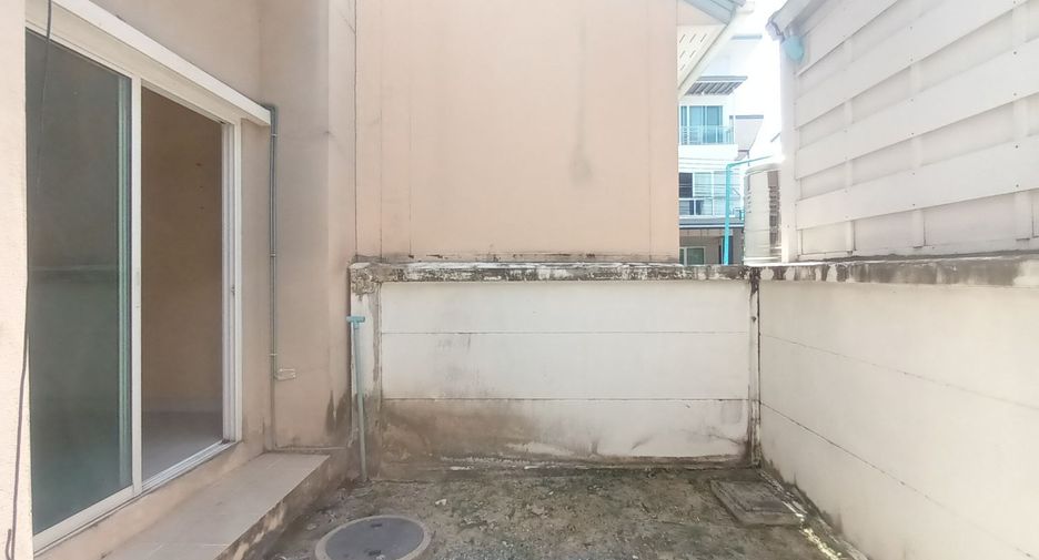 Casa adosada en venta de estudio en Thung Khru, Bangkok