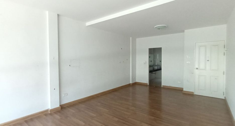 Casa adosada en venta de estudio en Thung Khru, Bangkok