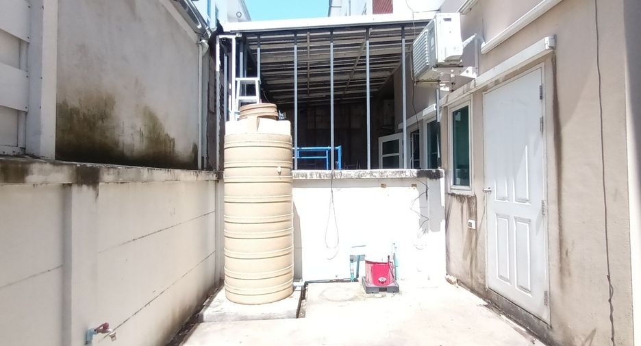 Casa adosada en venta de estudio en Thung Khru, Bangkok