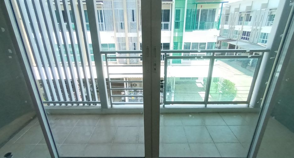 Casa adosada en venta de estudio en Thung Khru, Bangkok