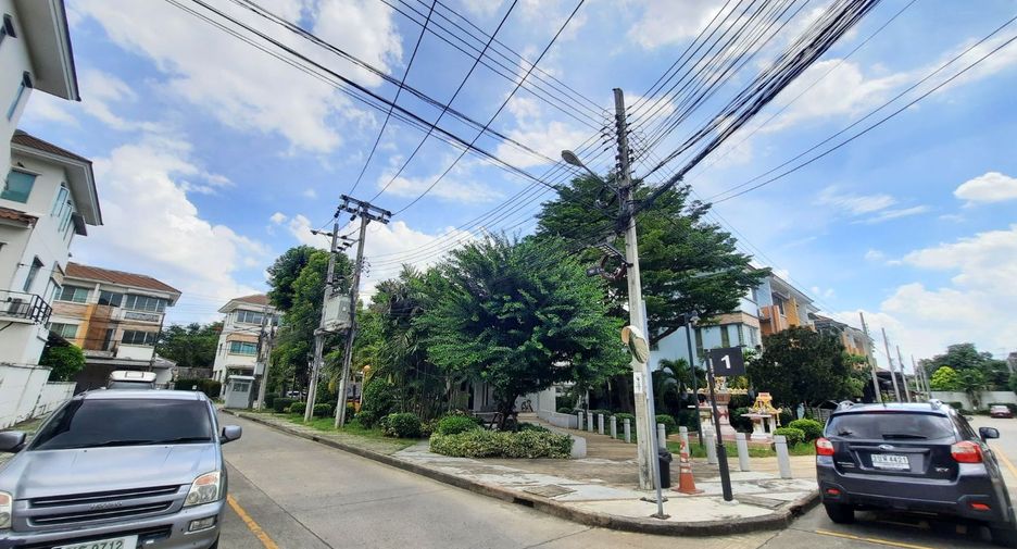 For sale studio townhouse in Bang Kapi, Bangkok