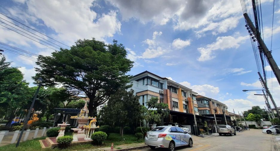 For sale studio townhouse in Bang Kapi, Bangkok