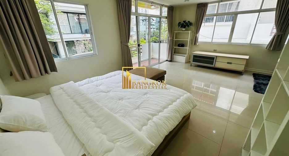 À louer 4 chambres maison de ville à Watthana, Bangkok