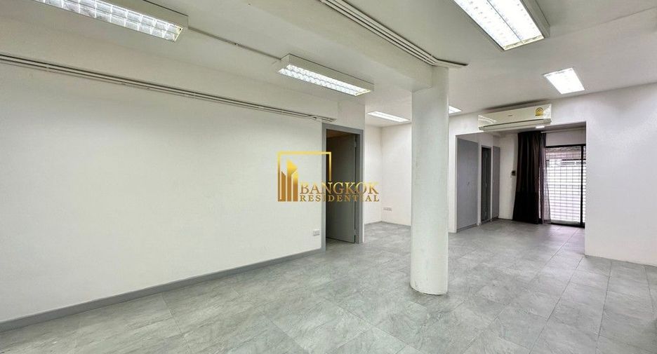 Reihenhaus zur Miete mit 3 Zimmer in Watthana, Bangkok