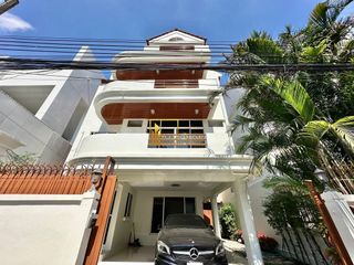 For rent 5 bedrooms townhouse in Watthana, Bangkok