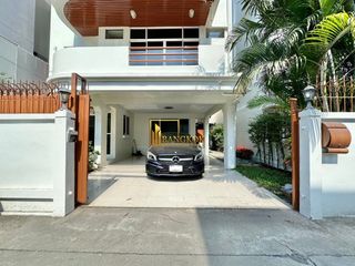 For rent 5 bedrooms townhouse in Watthana, Bangkok