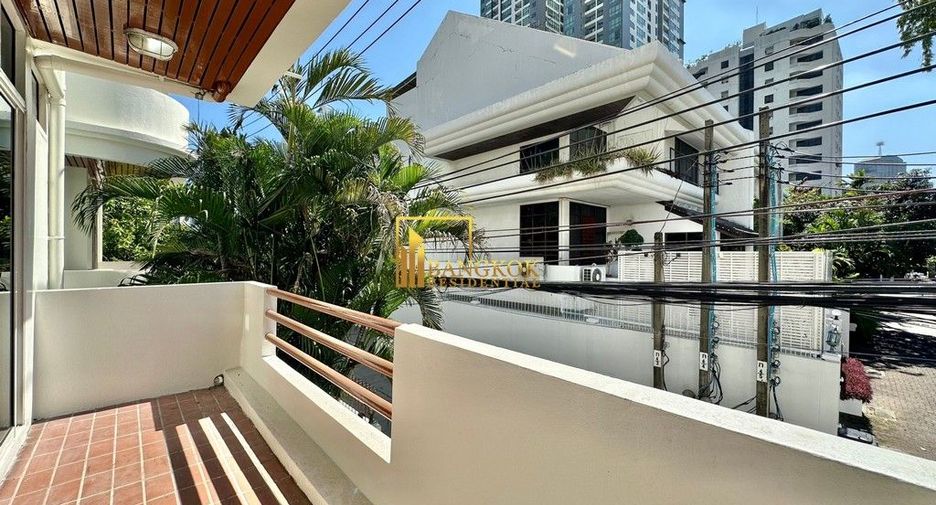 For rent 5 bedrooms townhouse in Watthana, Bangkok
