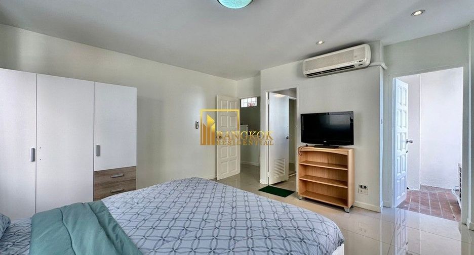 For rent 5 bedrooms townhouse in Watthana, Bangkok