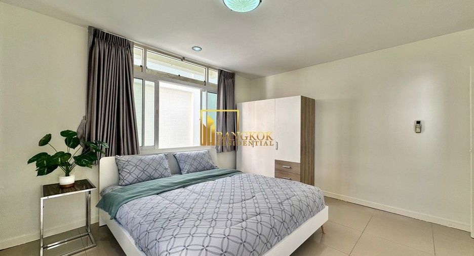 For rent 5 bedrooms townhouse in Watthana, Bangkok