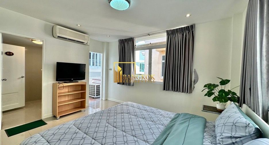 For rent 5 bedrooms townhouse in Watthana, Bangkok
