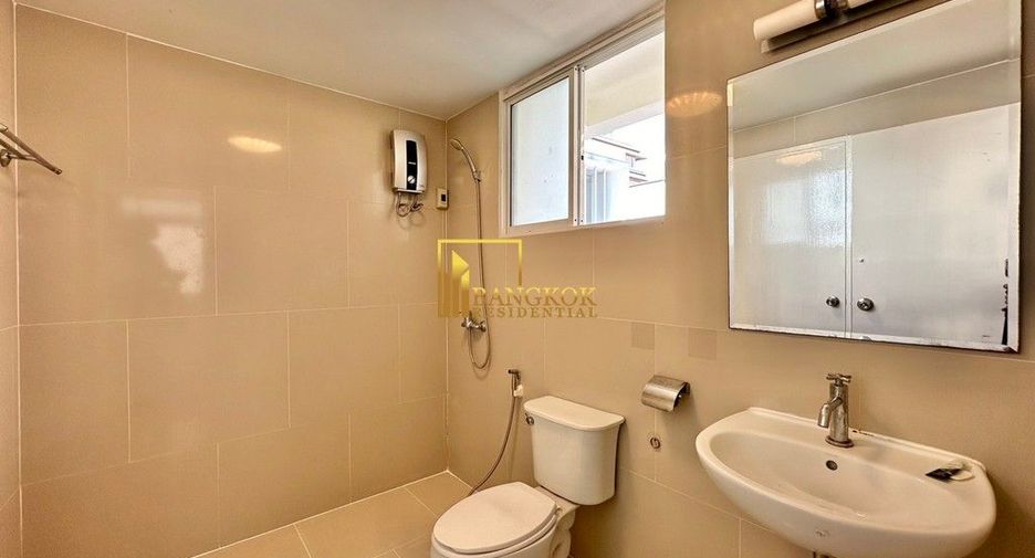 For rent 5 bedrooms townhouse in Watthana, Bangkok